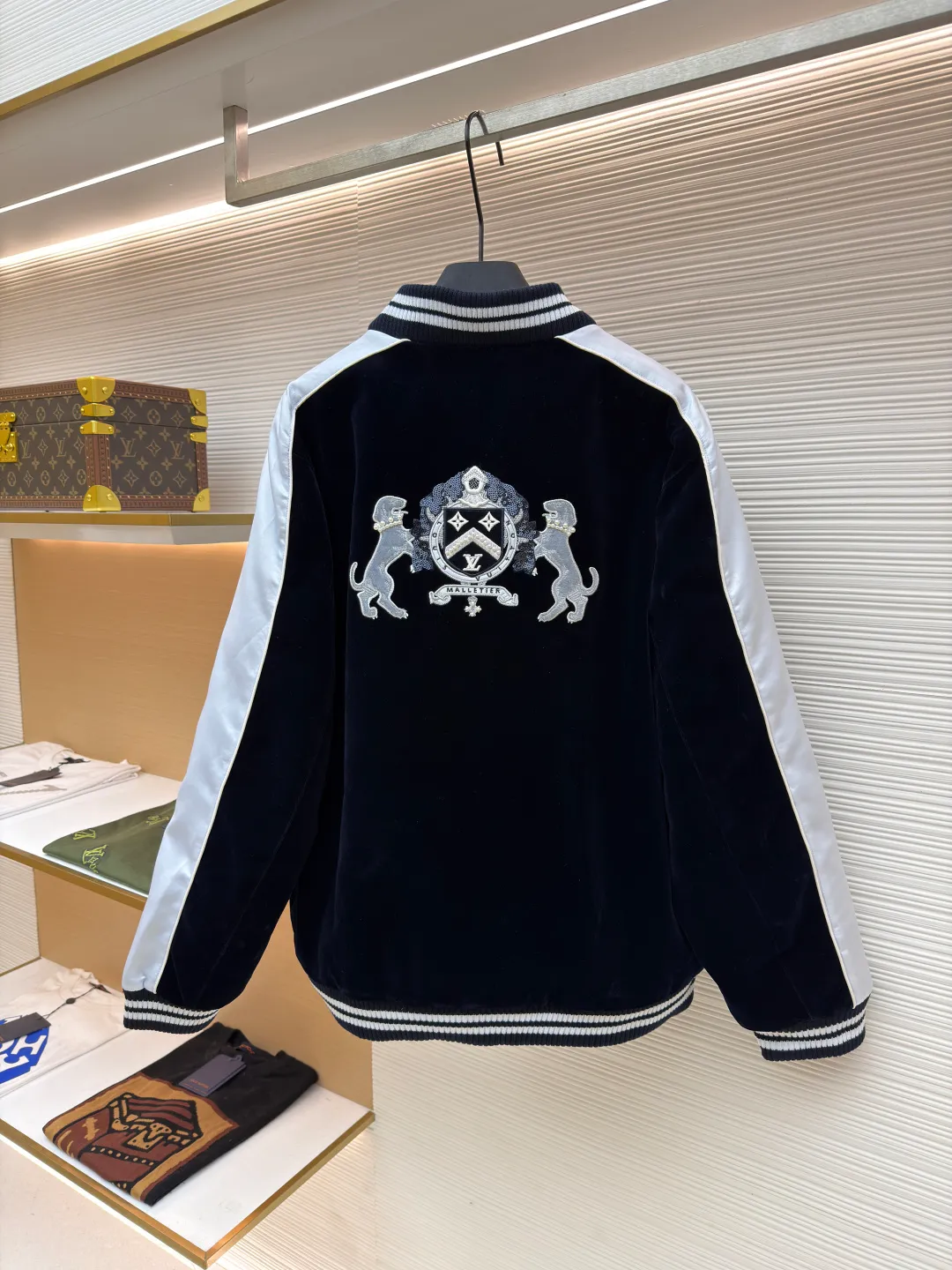 LOUIS VUITTON velvet denim Yokosuka jacket ●Original version: Purchased and developed for 35500 ●Item number: 1680974-C55 ●Fabric: velvet flocking fabric ●Technology: Washed production ●Version: loose fit ●Weight: about 1250 grams ●Size: 46-48-50-52 ●Description: 35500 purchased and developed, using 7*7 grain flocking cloth, customized flat machine ribbing, rayon lining inside, 1000 washed cotton, customized 1:1 accessories, loose version. The overall wiring is straight and delicate, the fabric is comfortable and soft, and the color is consistent without color difference. It can be matched with the same style to create a fashionable look and control various occasions. Customized accessories, complete with three standards, same style for men and women!